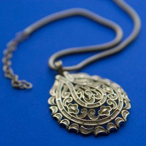GORGEOUS TRIFARI GOLD PENDANT